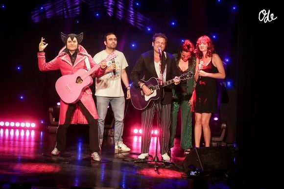 La jeune femme reconnaît ensuite que sa famille lui a grandement facilité l'accès à l'industrie musicale.

Matthieu Chedid (Le chanteur M) avec son frère Joseph Chedid, sa soeur Anna Chedid et sa fille Billie Chedid - Inauguration de la statue de cire de "Matthieu Chedid (Le chanteur M) " au musée Grévin à Paris le 11 septembre 2023. © Jack Tribeca / Bestimage