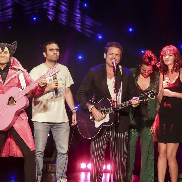 La jeune femme reconnaît ensuite que sa famille lui a grandement facilité l'accès à l'industrie musicale.

Matthieu Chedid (Le chanteur M) avec son frère Joseph Chedid, sa soeur Anna Chedid et sa fille Billie Chedid - Inauguration de la statue de cire de "Matthieu Chedid (Le chanteur M) " au musée Grévin à Paris le 11 septembre 2023. © Jack Tribeca / Bestimage