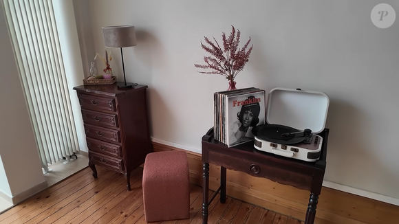 Pour aménager sa maison, Inès Vandamme a choisi de garder le charme de l'ancien et d'ajouter des touches vintage dans sa décoration. 

Capture d'écran de la vidéo "J'ai acheté la maison de mes rêves (et je vous la fais visiter)" d'Inès Vandamme