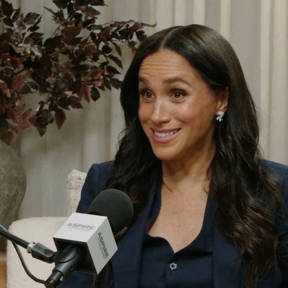 Meghan Markle est au coeur de l'actualité en cette fin d'août 2025.

Meghan Markle en pleine discussion avec la styliste britannique Emma Grede pour son podcast.

Credit : Emma Grede / JLPPA / Bestimage