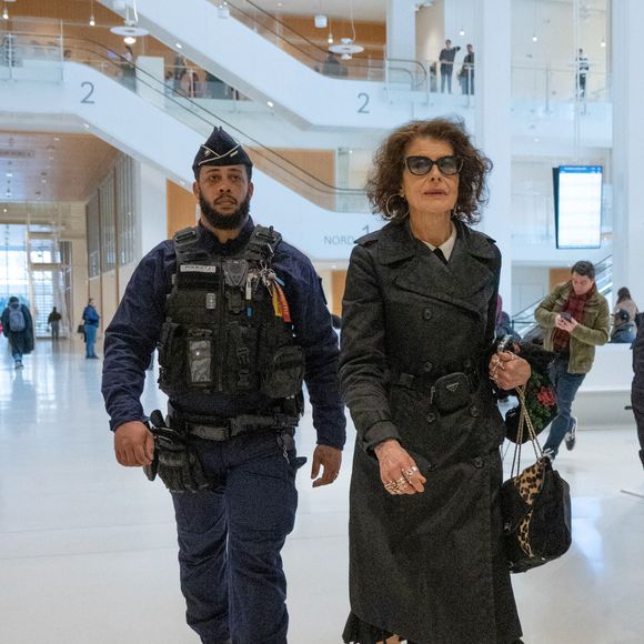 Fanny Ardant quitte le procès de Gérard Depardieu pour agressions sexuelles sur deux femmes lors d'un tournage de film en 2021 au tribunal correctionnel de Paris, France, le 24 mars 2025. Depardieu, 76 ans, qui a réalisé plus de 200 films et séries télévisées, a été accusé de comportement inapproprié par une vingtaine de femmes, mais c'est la première affaire à être jugée. Les deux plaignantes - Amélie, 54 ans, décoratrice, et Sarah (nom modifié), 34 ans, assistante réalisatrice - allèguent une agression sexuelle lors du tournage en 2021 de « Les Volets Verts » du réalisateur Jean Becker. © Yehiel Chekroune/Bestimage