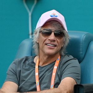 A savoir Jon Bon Jovi, qui compte parmi les plus grandes figures du rock, notamment grâce à des titres phares comme "Living On A Prayer" et "It's My Life". 

Jon Bon Jovi regarde Jasmine Paolini contre Aryna Sabalenka lors de l'Open de Miami au Hard Rock Stadium. Miami Gardens, Floride, USA le 27 mars 2025. Photo by Robert Bell/INSTARimages/ABACAPRESS.COM