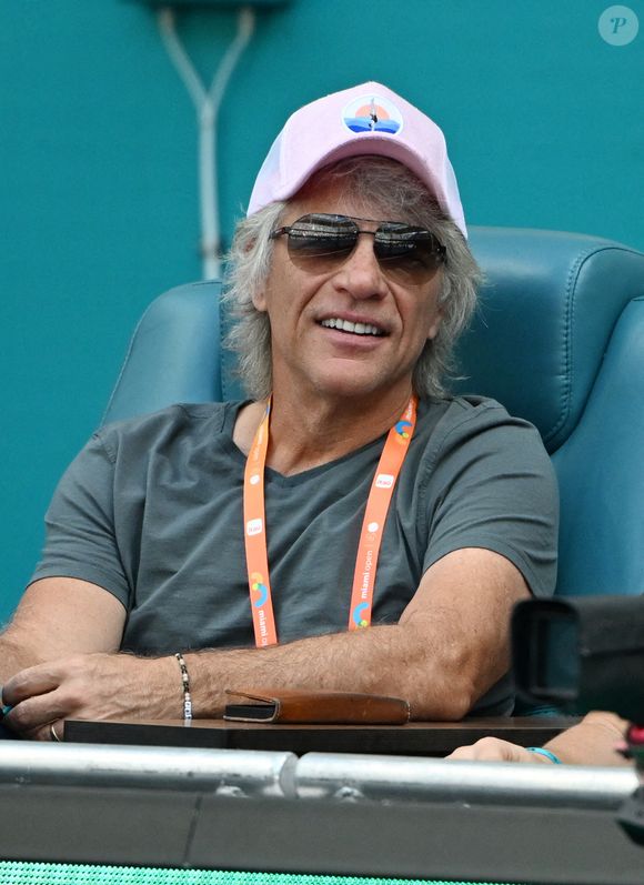 A savoir Jon Bon Jovi, qui compte parmi les plus grandes figures du rock, notamment grâce à des titres phares comme "Living On A Prayer" et "It's My Life". 

Jon Bon Jovi regarde Jasmine Paolini contre Aryna Sabalenka lors de l'Open de Miami au Hard Rock Stadium. Miami Gardens, Floride, USA le 27 mars 2025. Photo by Robert Bell/INSTARimages/ABACAPRESS.COM
