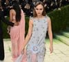 Lily-Rose Depp portait une robe Chanel brodée à la main.
Lily-Rose Depp au Met Gala 2026 célébrant l'ouverture de l'exposition "Costume Art" qui s'est tenu le 4 mai 2026 au Metropolitan Museum of Art à New York.  |Photocall du "MET Gala 2025" au Metropolitan Museum of Art à New York. STARMAX / BESTIMAGE