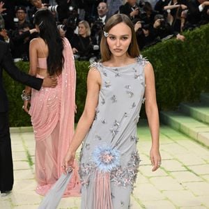Lily-Rose Depp portait une robe Chanel brodée à la main.
Lily-Rose Depp au Met Gala 2026 célébrant l'ouverture de l'exposition "Costume Art" qui s'est tenu le 4 mai 2026 au Metropolitan Museum of Art à New York. |Photocall du "MET Gala 2025" au Metropolitan Museum of Art à New York. STARMAX / BESTIMAGE