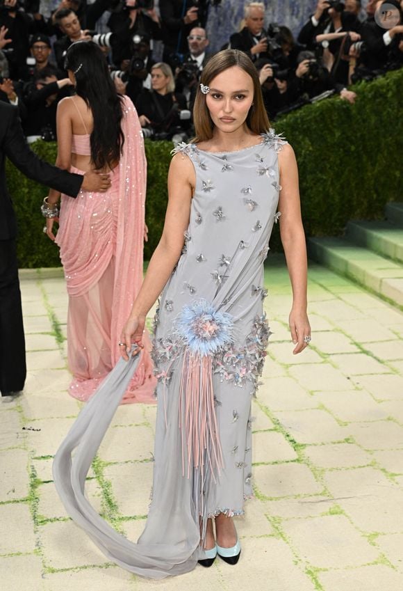 Lily-Rose Depp portait une robe Chanel brodée à la main.
Lily-Rose Depp au Met Gala 2026 célébrant l'ouverture de l'exposition "Costume Art" qui s'est tenu le 4 mai 2026 au Metropolitan Museum of Art à New York.  |Photocall du "MET Gala 2025" au Metropolitan Museum of Art à New York. STARMAX / BESTIMAGE
