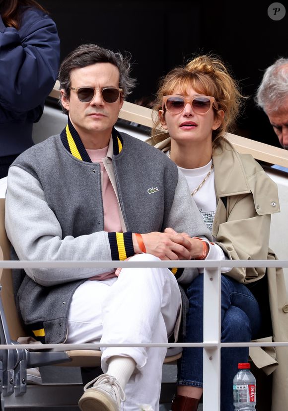 En septembre 2022, il avait aussi partagé son "projet le plus inspirant" sur lequel il a eu la chance de travailler. Une collaboration avec Roger Federer.

Caroline Anglade et son compagnon Nicolas Moreau  dans les tribunes des Internationaux de France de tennis de Roland Garros 2024 à Paris, France, le 2 juin 2024. © Jacovides-Moreau/Bestimage