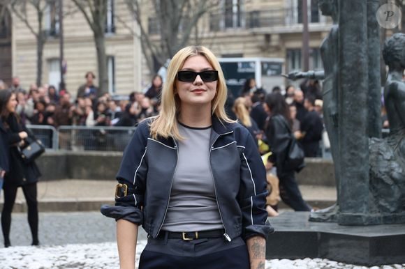 La chanteuse Louane (Louane Emera) aux arrivées au défilé Miu Miu Mode Féminine Prêt-À-Porter Automne/Hiver 2025-2026 lors de la Fashion Week de Paris (PFW) au Conseil économique et social Palais de Iéna, à Paris, France, le 11 mars 2025. © Denis Guignebourg/Bestimage