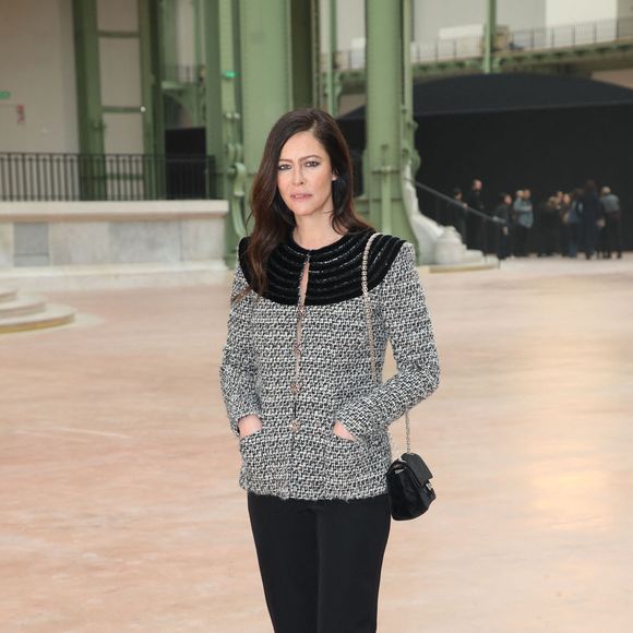 "Cet endroit a été fait par les gens qui y habitaient avant. Moi je, je sens les lieux, donc c'est un lieu dans lequel je suis très bien mais je ne fais pas de lieu."

Anna Mouglalis au photocall du défilé Chanel Mode Féminine Prêt-À-Porter Automne/Hiver 2025-2026 lors de la Fashion Week de Paris (PFW) au Grand Palais, à Paris, France, le 11 mars 2025. © Bertrand Rindoff/Bestimage