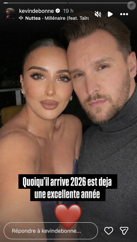 Sur un premier cliché, ils posent pour un selfie côte à côte et l'humoriste commente : "Quoi qu'il arrive, 2026 est déjà une excellente année". 

Kevin Debonne s'affiche avec sa nouvelle compagne.
