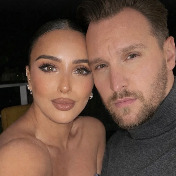 Sur un premier cliché, ils posent pour un selfie côte à côte et l'humoriste commente : "Quoi qu'il arrive, 2026 est déjà une excellente année". 

Kevin Debonne s'affiche avec sa nouvelle compagne.