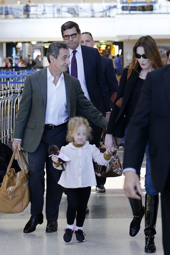 Carla Bruni, son mari Nicolas Sarkozy et leur fille Giulia arrivent à l'aéroport LAX de Los Angeles pour les vacances de Pâques. Carla profitera des vacances pour enregistrer son nouvel album. Le 16 avril 2016