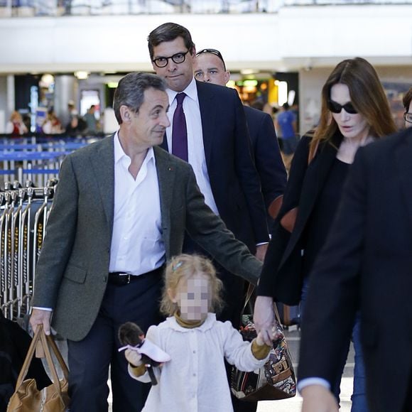 Carla Bruni, son mari Nicolas Sarkozy et leur fille Giulia arrivent à l'aéroport LAX de Los Angeles pour les vacances de Pâques. Carla profitera des vacances pour enregistrer son nouvel album. Le 16 avril 2016