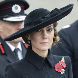 Pour cette occasion très spéciale, elle a opté pour une tenue très classe mais en toute simplicité.

Kate Middleton, princesse de Galles, lors de la cérémonie du souvenir organisée par la Royal British Legion au National Memorial Arboretum dans le Staffordshire le 11 novembre 2025. Photo par GOFF  / BESTIMAGE