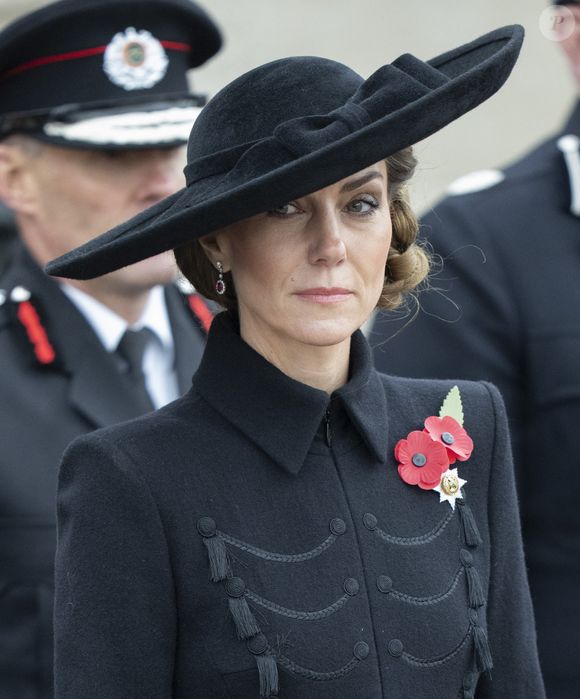 Pour cette occasion très spéciale, elle a opté pour une tenue très classe mais en toute simplicité.

Kate Middleton, princesse de Galles, lors de la cérémonie du souvenir organisée par la Royal British Legion au National Memorial Arboretum dans le Staffordshire le 11 novembre 2025. Photo par GOFF  / BESTIMAGE