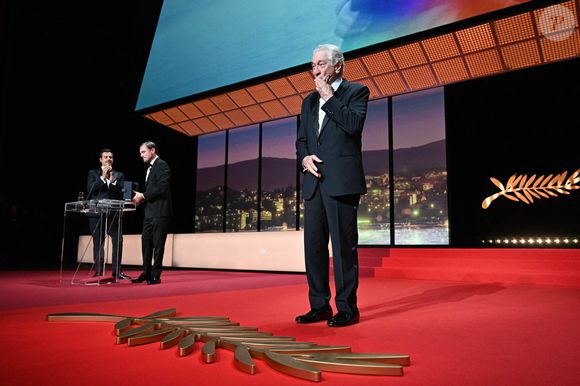 Robert De Niro reçoit une Palme d'Or honorifique des mains de Leonardo DiCaprio et sont vus sur scène lors de la cérémonie d'ouverture du 78ème Festival de Cannes annuel au Palais de Festival le 13 mai 2025 à Cannes, France. Photo par David Niviere/ABACAPRESS.COM