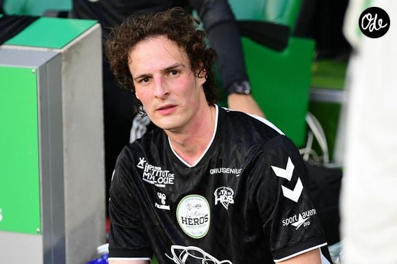 Il évoque notamment les préparatifs avant son intervention.

Paul De Saint Sernin - Match des héros au stade Geoffroy-Guichard de Saint-Etienne le 31 mai 2026. Les Légendes des Verts et la Team des Héros ont fait le spectacle ce dimanche soir à Geoffroy-Guichard (3-4). Ovationnés par plus de 17 000 spectateurs, leur participation, et celle du peuple Vert, va permettre de faire avancer la recherche contre la maladie de Charcot. © Romain Doucelin/Bestimage