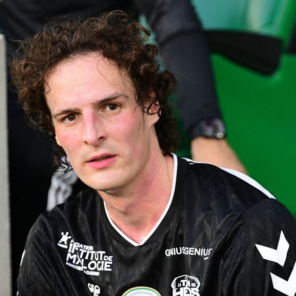 Il évoque notamment les préparatifs avant son intervention.

Paul De Saint Sernin - Match des héros au stade Geoffroy-Guichard de Saint-Etienne le 31 mai 2026. Les Légendes des Verts et la Team des Héros ont fait le spectacle ce dimanche soir à Geoffroy-Guichard (3-4). Ovationnés par plus de 17 000 spectateurs, leur participation, et celle du peuple Vert, va permettre de faire avancer la recherche contre la maladie de Charcot. © Romain Doucelin/Bestimage