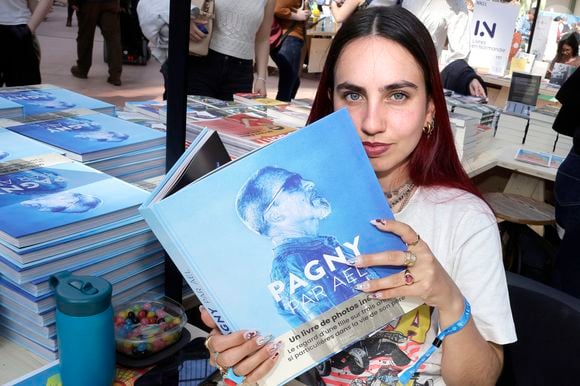 Mais en janvier 2022, Florent Pagny annonçait être atteint d’un cancer du poumon, bouleversant ses plans artistiques et personnels...

Aël Pagny  ( fille de Florent Pagny ) - Festival du Livre de Paris 2025 au Grand Palais à Paris le 11 avril 2025. © Cédric Perrin / Bestimage