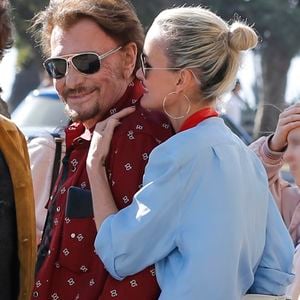 Johnny Hallyday avec sa femme Laeticia, leurs filles Jade et Joy, Marie Poniatowski avec son mari Pierre Rambaldi et leur fille Tess, à Santa Monica, le 1er avril 2017. (Agence / Bestimage).