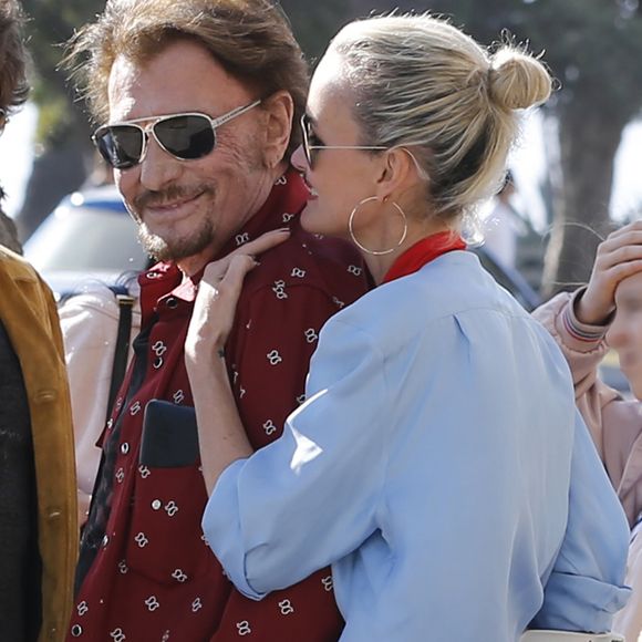 Johnny Hallyday avec sa femme Laeticia, leurs filles Jade et Joy, Marie Poniatowski avec son mari Pierre Rambaldi et leur fille Tess, à Santa Monica, le 1er avril 2017. (Agence / Bestimage).