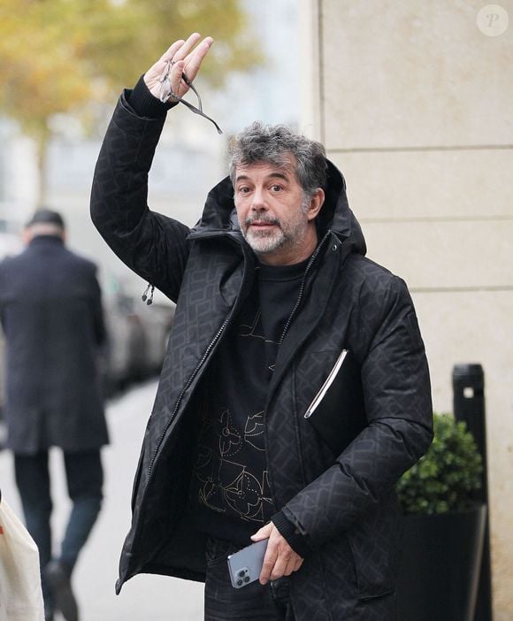 Stéphane Plaza à la sortie de l'émission "Les Grosses Têtes" aux studios RTL à Neuilly-sur-Seine, France, le 21 novembre 2022. © Jonathan Rebboah/Panoramic/Bestimage