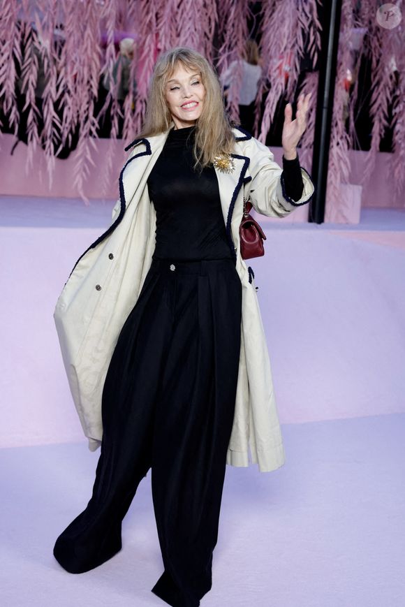 Elle s’est montrée très enthousiaste tout au long du spectacle.

Arielle Dombasle au photocall du défilé Chanel "Collection Haute Couture Printemps/Eté 2026", lors de la Fashion Week de Paris, le 27 janvier 2026

© Olivier Borde / Bestimage