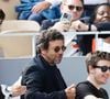 Patrick Bruel s’y est rendu avec ses deux fils Oscar et Léon
Patrick Bruel, ses fils Oscar et Leon Bruel dans les tribunes lors des Internationaux de France de Tennis de Roland Garros 2025. Paris,
© Jacovides / Moreau / Bestimage
