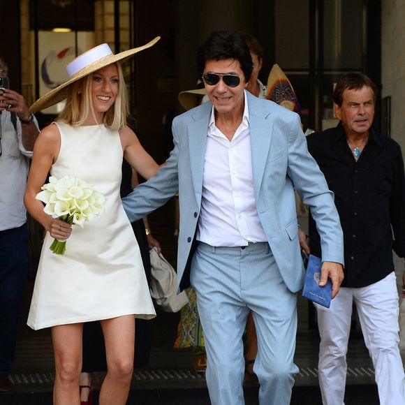 Les jeunes mariés, Jean-Luc Lahaye et sa femme Paola (Lahaye-Aubin) à la sortie de la mairie du 18ème arrondissement de Paris - J.L.Lahaye s'est marié en secondes noces avec sa compagne P.Aubin à la mairie du 18ème arrondissement de Paris, le 2 juillet 2025. © Agence / Bestimage