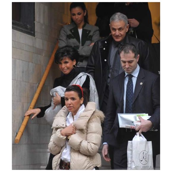 Rachida Dati sort de la clinique avec sa petite Zohra, le 7/01/09. Abaca