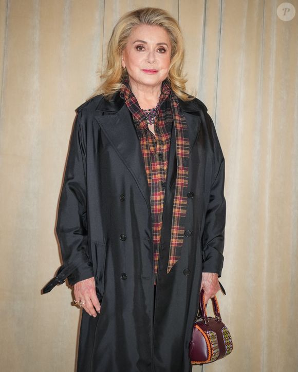 Catherine Deneuve au photocall de la soirée d'inauguration de la nouvelle résidence de la maison Roger Vivier au cœur de Saint-Germain-des-Prés à Paris lors de la fashion week le 2 octobre 2025.

© Lucia Sabatelli / Bestimage