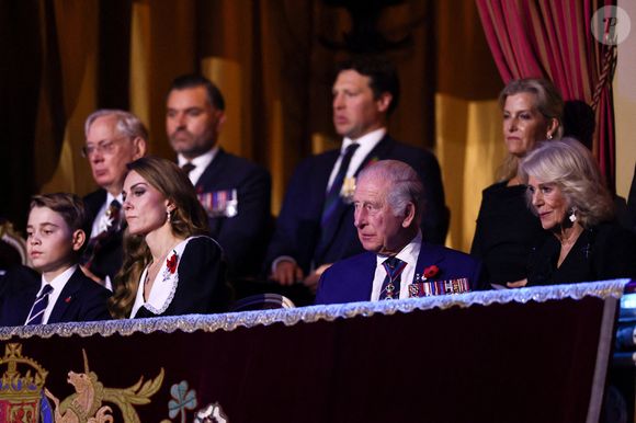 Elle portait une robe d'une créatrice fan de Lady Di 

Catherine (Kate) Middleton, princesse de Galles, Le prince George de Galles, Le roi Charles III d'Angleterre -  et Camilla Parker Bowles, reine consort d'Angleterre, Sophie Rhys-Jones, duchesse d'Edimbourg - La famille royale britannique assiste au Festival du Souvenir de la Royal British Legion, en l'honneur des militaires, au Royal Albert Hall à Londres, le 8 novembre 2025. ©Julien Burton / Bestimage