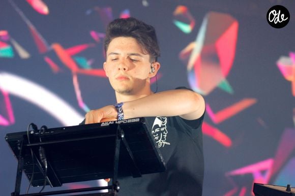 "Ma santé mentale s'est dégradée ces dernières années. Les hauts sont plus difficiles à apprécier, et les bas sont devenus de plus en plus difficiles à gérer", a-t-il confié à sa communauté.

DJ Petit Biscuit (Mehdi Benjelloun) en concert - Festival Solidays à l'Hippodrome de Longchamp - Jour 3 - à Paris, France, le 25 juin 2017. © Lise Tuillier/Bestimage