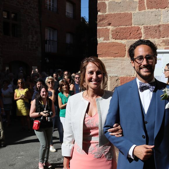 Ségolène Royal et Thomas Hollande, à l'occasion de son mariage avec la journaliste Emilie Broussouloux à la mairie à Meyssac en Corrèze près de Brive, ville d'Emilie, le 8 septembre 2018. © Patrick Bernard-Guillaume Collet / Bestimage