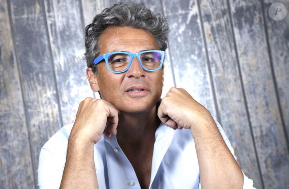 "Monsieur Cohen déplore qu’une cause aussi grave et importante que la lutte contre les violences intra familiales soit instrumentalisée de façon grossière à des fins aussi mesquines." 

Portrait de Julien Cohen lors de l'émission "Chez Jordan" à Paris le 11 mai 2022.

© Cédric Perrin / Bestimage