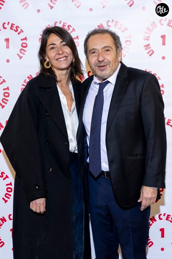 Cécile Duffau (fondatrice de l'association Un rien c'est tout) et Patrick Timsit au photocall des invités au dîner de gala de l'association "Un rien c'est tout" au musée de l'armée aux Invalides à Paris le 7 mars 2024.©Bestimage