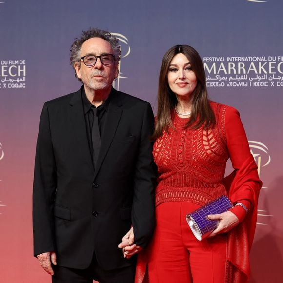 qu'elle a retrouvé depuis deux ans au bras de Tim Burton.

Tim Burton, Monica Bellucci au photocall de la cérémonie d'hommage à Sean Penn lors de la deuxième journée du 21e Festival international du film de Marrakech, le 30 novembre 2024 à Marrakech, Maroc. © Dominique Jacovides/Bestimage