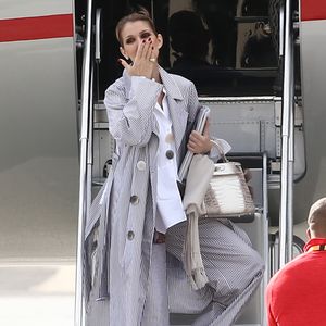 Celine Dion quitte l'hôtel Royal Monceau avec ses enfants et prend un jet privé au Bourget le 10 août 2017. (Agence/Bestimage).