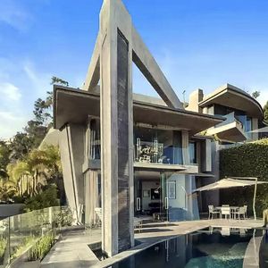 Dans un quartier très prisé de Los Angeles

Exclusif - Cyril Hanouna vend la maison qu'il avait achetée à Hollywood Hills.