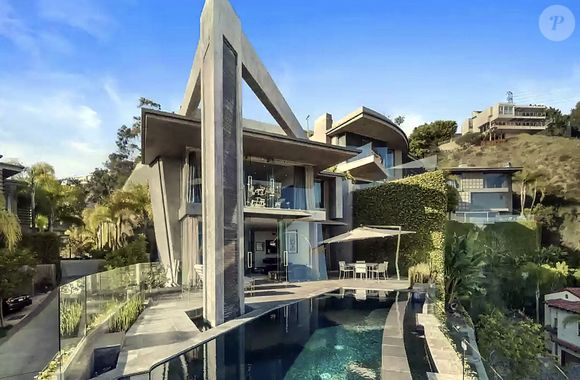Dans un quartier très prisé de Los Angeles

Exclusif - Cyril Hanouna vend la maison qu'il avait achetée à Hollywood Hills.