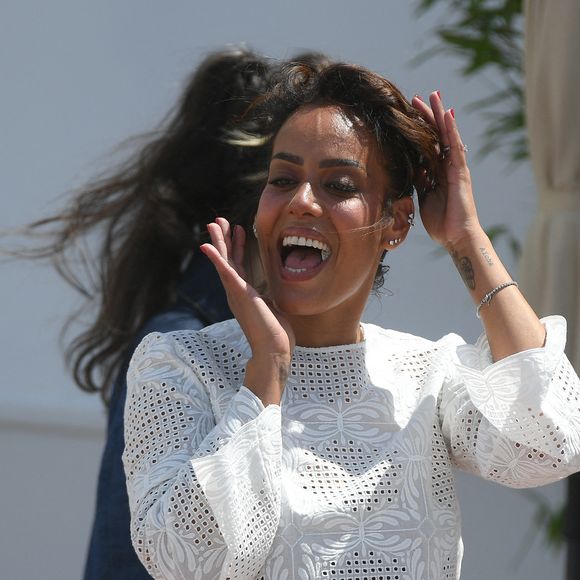 À la sortie de l'émission, elle a été filmée en plein FaceTime avec ses enfants. 

Amel Bent arrive au photocall du film "Ma Frère" (Cannes Première) lors du 78ème Festival International du Film de Cannes, le 22 mai 2025. 
© Lionel Urman / Bestimage