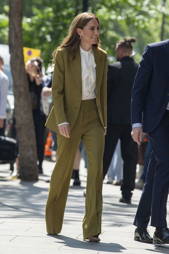Côté look, elle n'avait pas misé sur n'importe quoi

Catherine (Kate) Middleton, princesse de Galles, arrive aux studios "180 Strand" à Londres. GOFF INF / BESTIMAGE