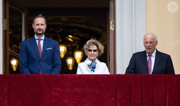 Le roi Harald, la reine Sonja, le prince héritier Haakon, l'inspection de la garde royale sur la place du palais depuis le balcon du palais à Oslo, Norvège, le 20 août 2024.