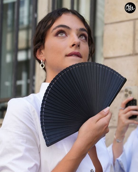 Le conseil qu'elle a le plus entendu : "c’est de toujours garder les pieds sur terre."
Deva Cassel attending the Christian Dior Haute Couture Fall/Winter 2026/2027 show as part of Paris Fashion Week on July 6, 2026 in Paris, France. (Credit © Lucia Sabatelli)
