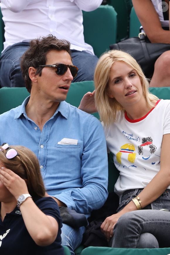 Il mène une brillante carrière loin des projecteurs. 

Laurence Arné et son compagnon dans les tribunes lors des internationaux de France de Roland Garros à Paris, France, le 2 juin 2017. © Jacovides-Moreau/Bestimage