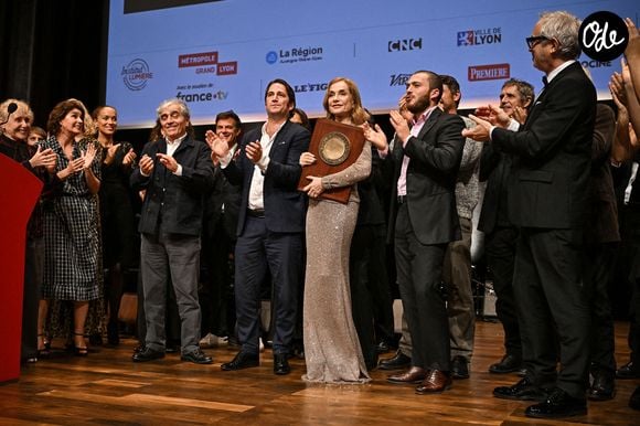 Isabelle Huppert, Ronald Chammah et leurs fils Angelo et Lorenzo assistent à la cérémonie de remise des Prix Lumière lors du 16e Festival du film Lumière à Lyon, en France, le 18 octobre 2024. Photo de Julien Reynaud/APS-Medias/ABACAPRESS.COM