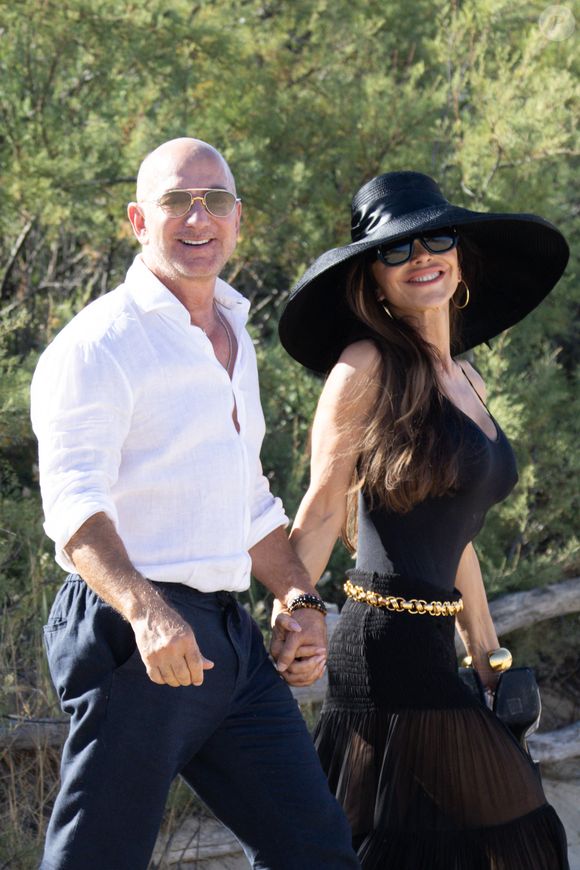 Jeff Bezos et sa femme Lauren Sanchez au Club 55 sur la plage de Pampelonne à Saint-Tropez (Ramatuelle), Côte d'Azur, France, le 22 juillet 2025. © Bestimage