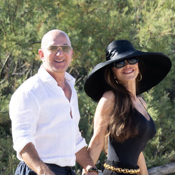 Jeff Bezos et sa femme Lauren Sanchez au Club 55 sur la plage de Pampelonne à Saint-Tropez (Ramatuelle), Côte d'Azur, France, le 22 juillet 2025. © Bestimage