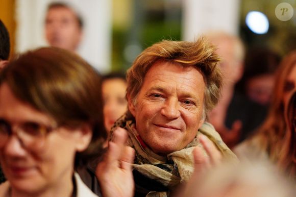 "On l'a vu arriver, il était vraiment en retard sur le plateau. Donc oui oui, je me souviens. En gros prendre l'ascenceur, c'est une prise de risque mais on finit par le prendre quand même"

Exclusif - Laurent Delahousse - Défilé Nathalie Blanc x Livy studio à l'hôtel Le Marois à Paris, le 26 septembre 2025. 
© Anne-Sophie Guebey / Julien Sarkissian / Bestimage