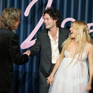 Mick Jagger, Sienna Miller (enceinte) et Oli Green assistent à la soirée The Fashion Awards 2025 présentée par Pandora au Royal Albert Hall le 1er décembre 2025 à Londres, Angleterre. Le 1er décembre 2025. © Lucia Sabatelli / Bestimage